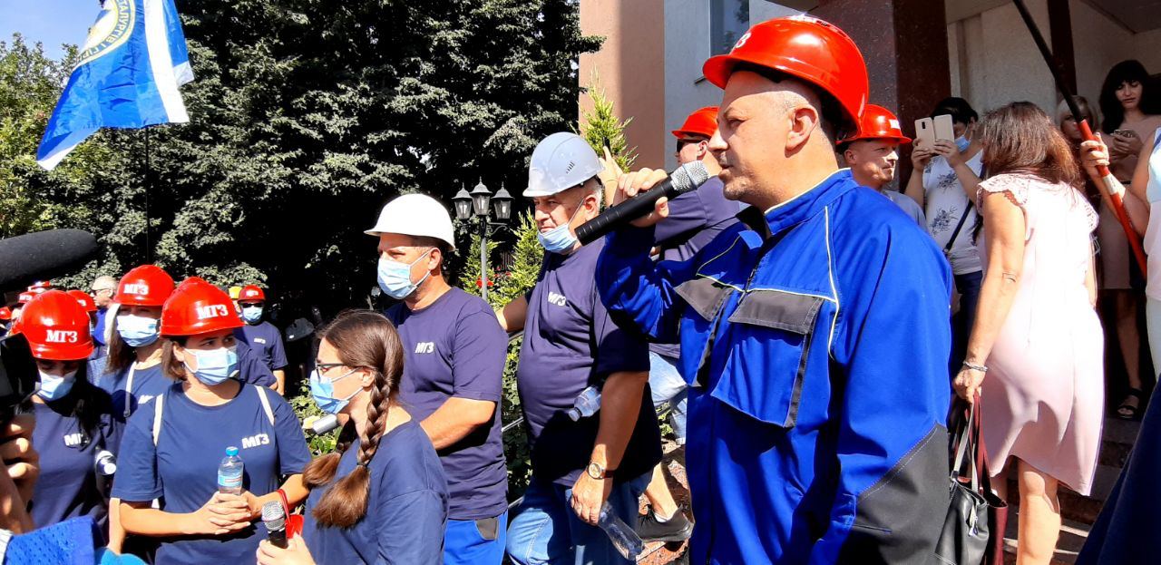 Тысяча рабочих НГЗ протестует под судом против остановки завода